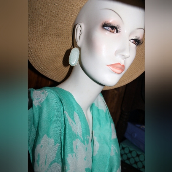 Vintage Style Hat, Earrings, & Beautiful Illuminating Scarf/Wrap☆SCARF GLOWS - Picture 4 of 14